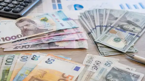 Головна 40 15 липня: Валютні курси в обмінниках та банках…