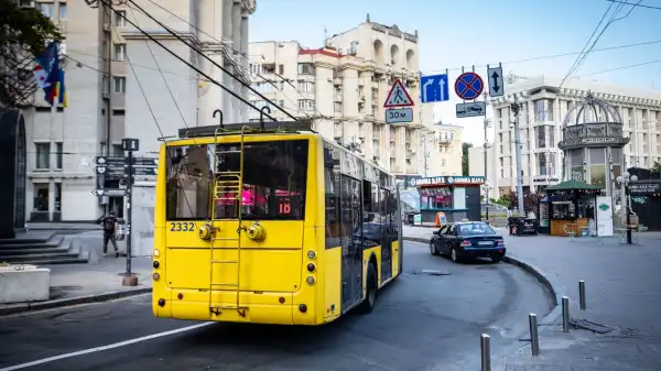 Проїзд у міському транспорті: жителі Києва звертаються до місцевої влади з пропозицією запровадити тарифікацію залежно від кількості станцій.