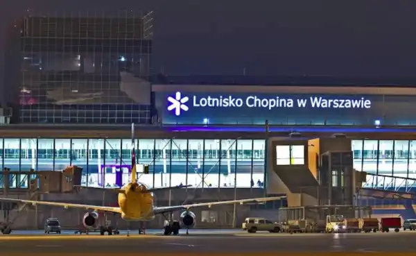 Головна 48 Інцидент в аеропорту імені Шопена: громадянку України змусили…