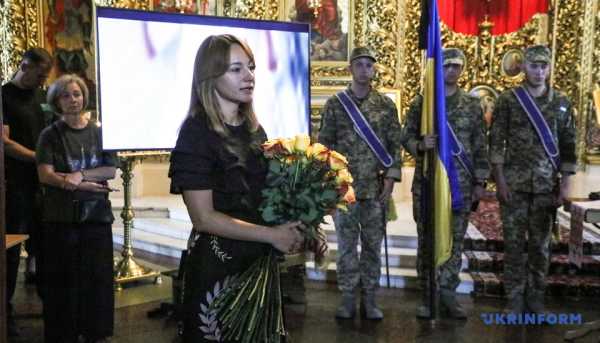 У столиці відбулася церемонія прощання з Валентиною Савіцькою, співробітницею Управління державної охорони, яка трагічно загинула від обстрілу з боку Росії. 34 У столиці відбулася церемонія прощання з Валентиною Савіцькою, співробітницею Управління державної охорони, яка трагічно загинула від обстрілу з боку Росії. 34