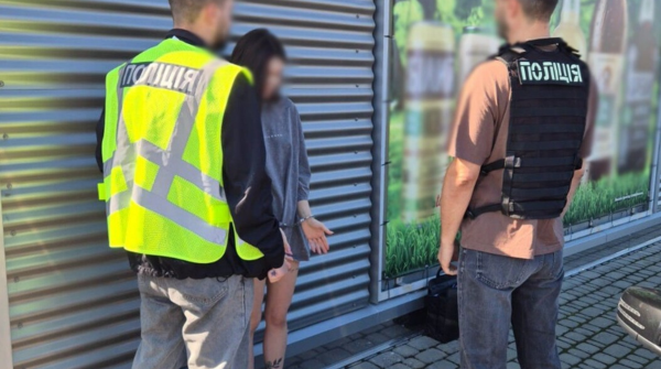 У Києві заарештували громадянкою РФ, яка створила систему для незаконного виїзду громадян, що підлягають призову.