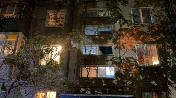 Запоріжжя: багатоквартирний будинок постраждав від удару російського дрона, є поранений.