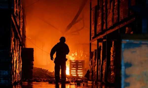 У Харкові пожежі спалахнули в житлових будинках після атаки безпілотника: є жертви. 4 У Харкові пожежі спалахнули в житлових будинках після атаки безпілотника: є жертви. 4