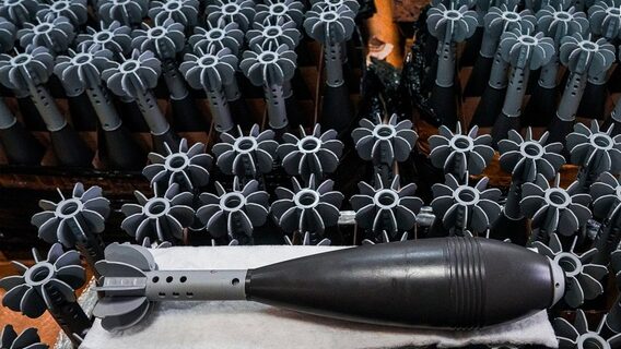 Українські виробники озброєння застерігають про можливі негативні наслідки через перегляд порядку оборонних закупівель, що може обернутися значними витратами для військових. 10 Українські виробники озброєння застерігають про можливі негативні наслідки через перегляд порядку оборонних закупівель, що може обернутися значними витратами для військових. 10