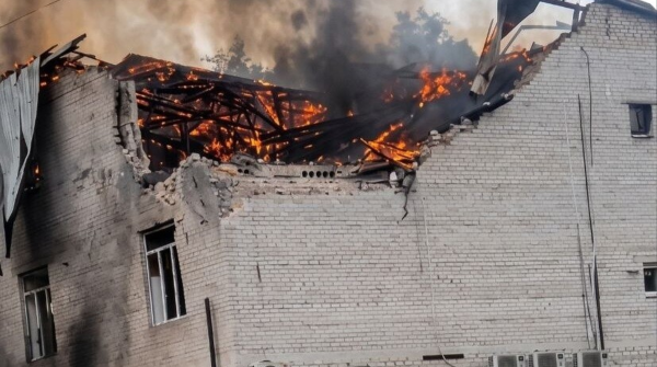 Російські війська двічі завдали ударів по бізнес-центру в Лозовій, є постраждалі