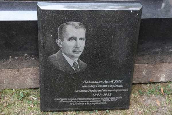 Пам'ятник з могили Євгена Коновальця, що розташований у Роттердамі, доставлено на Львівщину. 23 Пам'ятник з могили Євгена Коновальця, що розташований у Роттердамі, доставлено на Львівщину. 23