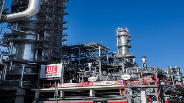 Четвертий найбільший нафтопереробний завод Росії припинив переробку нафти, повідомляє Reuters