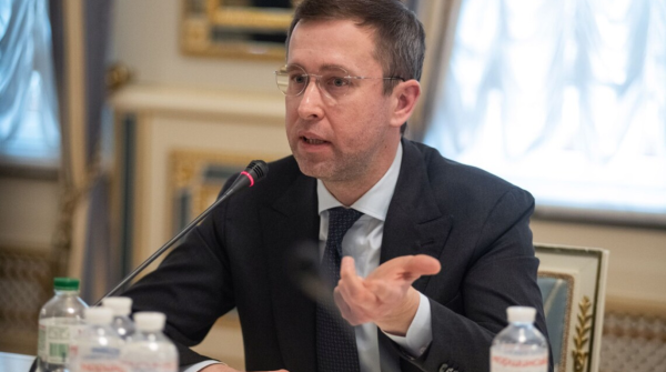 Корецький доручив Міністерству фінансів прискорити продаж Сенс Банку, а отримані кошти направити на оборону країни.