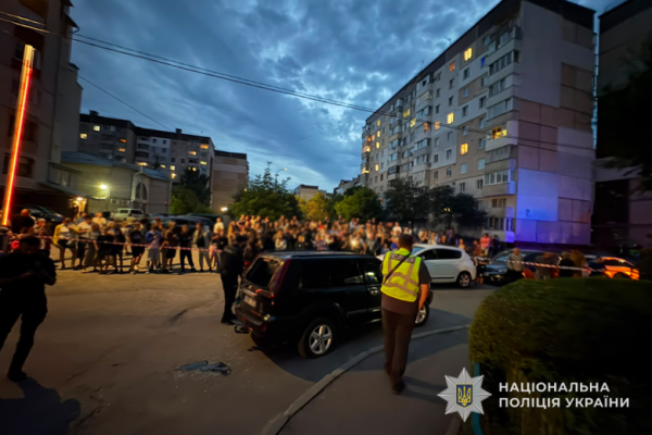 У Тернополі значна кількість людей вчинила напад на працівників Територіальних центрів комплектування та соціальної підтримки, внаслідок чого військовослужбовці зазнали травм. 8