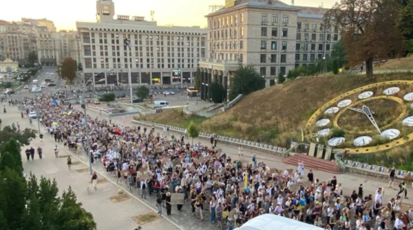 Кияни знову зібралися на протест, вимагаючи повернення Федорова до Міністерства оборони.
