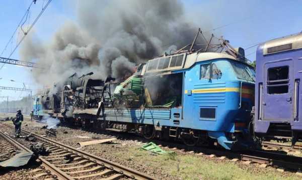 Російські війська завдали удару дроном по електричці, що прямувала з Лозової до Харкова, внаслідок чого є загиблі та травмовані пасажири. 5 Російські війська завдали удару дроном по електричці, що прямувала з Лозової до Харкова, внаслідок чого є загиблі та травмовані пасажири. 5