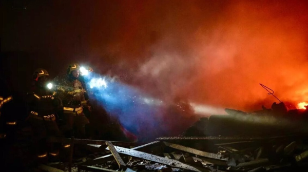 Російські війська атакували Київ безпілотниками, влучивши у житловий будинок.