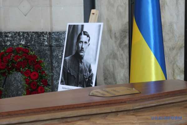 У Роттердамі було здійснено ексгумацію тіла полковника Євгена Коновальця. 17