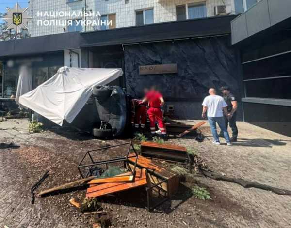 У серці Києва автомобіль врізався у відкриту терасу закладу харчування, є травмований. 5 У серці Києва автомобіль врізався у відкриту терасу закладу харчування, є травмований. 5