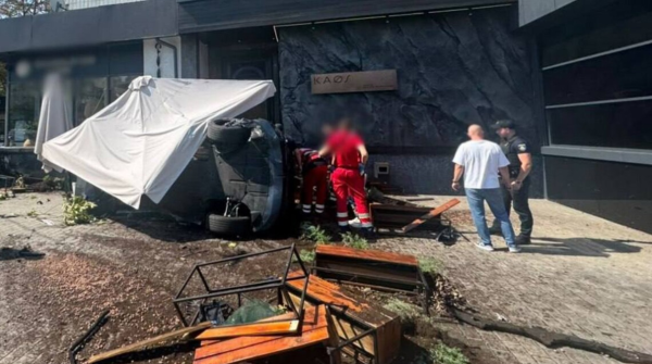 У серці Києва автомобіль врізався у відкриту терасу закладу харчування, є травмований.