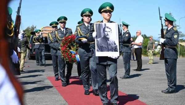 Тіло Євгена Коновальця доставили в Україну