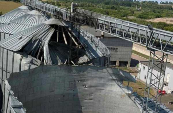 Російські війська завдали шкоди елеватору на Сумщині, знищивши запаси зерна. 4 Російські війська завдали шкоди елеватору на Сумщині, знищивши запаси зерна. 4