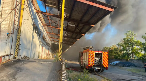 Окупаційні війська зруйнували склад гуманітарної допомоги Червоного Хреста у Херсоні під час нападу.