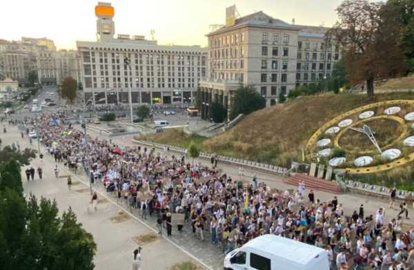 Кияни знову зібралися на протест, вимагаючи повернення Федорова до Міністерства оборони. 5 Кияни знову зібралися на протест, вимагаючи повернення Федорова до Міністерства оборони. 5