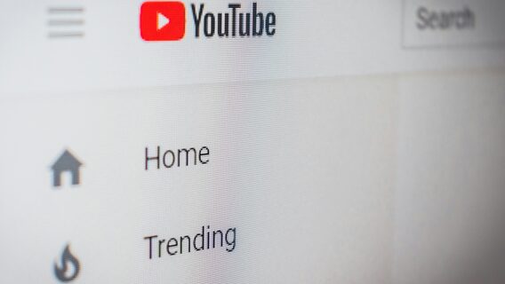 YouTube знову підняв ціни на Premium в Україні, майже подвоївши їх. Яка зараз вартість підписок?