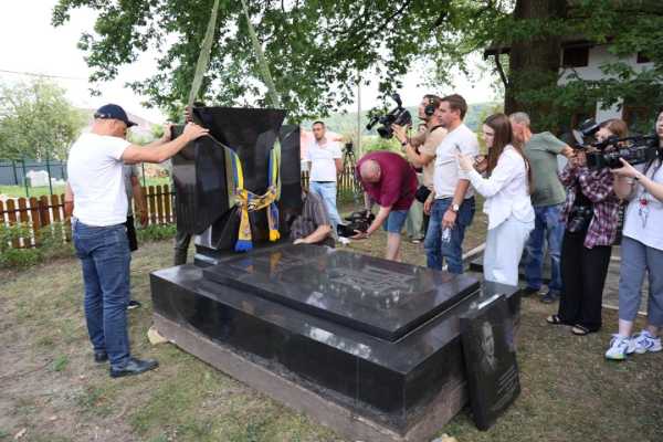 Пам'ятник з могили Євгена Коновальця, що розташований у Роттердамі, доставлено на Львівщину. 26 Пам'ятник з могили Євгена Коновальця, що розташований у Роттердамі, доставлено на Львівщину. 26