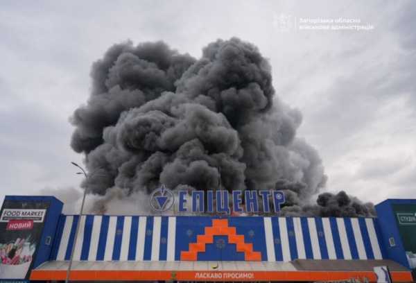 Російські війська завдали удару по гіпермаркету "Епіцентр" у Запоріжжі, спричинивши пожежу та травмування людей. 4