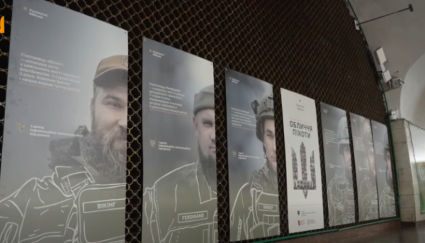 Фотовиставка «Обличчя піхоти» почала працювати в київському метрополітені.