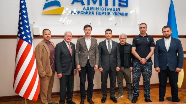 Кіт Келлог завітав до України та побував в Одеській гавані.