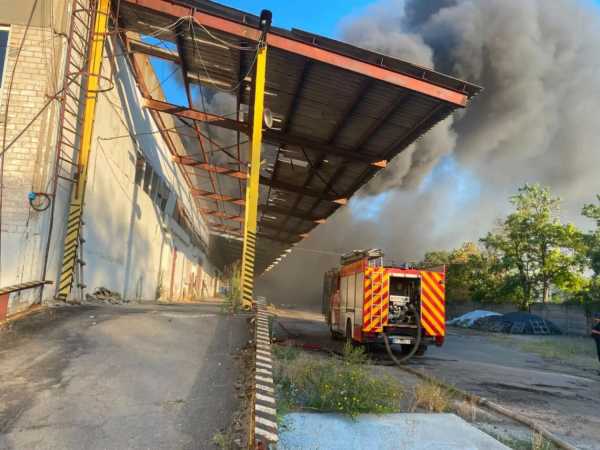 Окупаційні війська зруйнували склад гуманітарної допомоги Червоного Хреста у Херсоні під час нападу. 5
