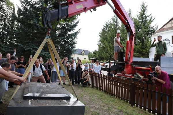 Пам'ятник з могили Євгена Коновальця, що розташований у Роттердамі, доставлено на Львівщину. 25 Пам'ятник з могили Євгена Коновальця, що розташований у Роттердамі, доставлено на Львівщину. 25