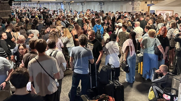 Київський вокзал переповнений пасажирами через значні затримки потягів