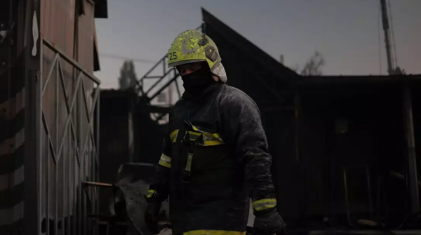 Київ під ударом безпілотників, уламки впали у двох місцях.