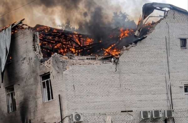 Російські війська двічі завдали ударів по бізнес-центру в Лозовій, є постраждалі 4