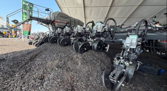 Fendt презентував 32-рядну сівалку MomenTum 5 Fendt презентував 32-рядну сівалку MomenTum 5